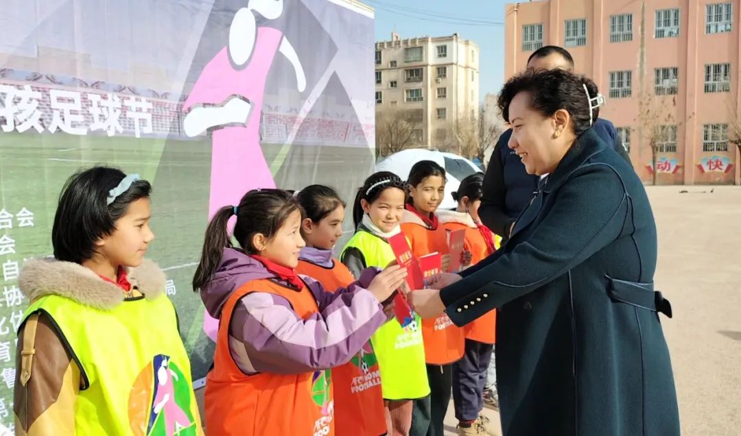 喀什地區(qū)疏勒縣關(guān)工委聯(lián)合縣足球協(xié)會(huì)開展“2024年女孩足球節(jié)”活動(dòng)