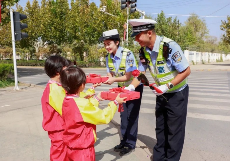 新疆喀什地區(qū)伽師縣公安局交通管理大隊(duì)“節(jié)日送祝福，警幼心連心”
