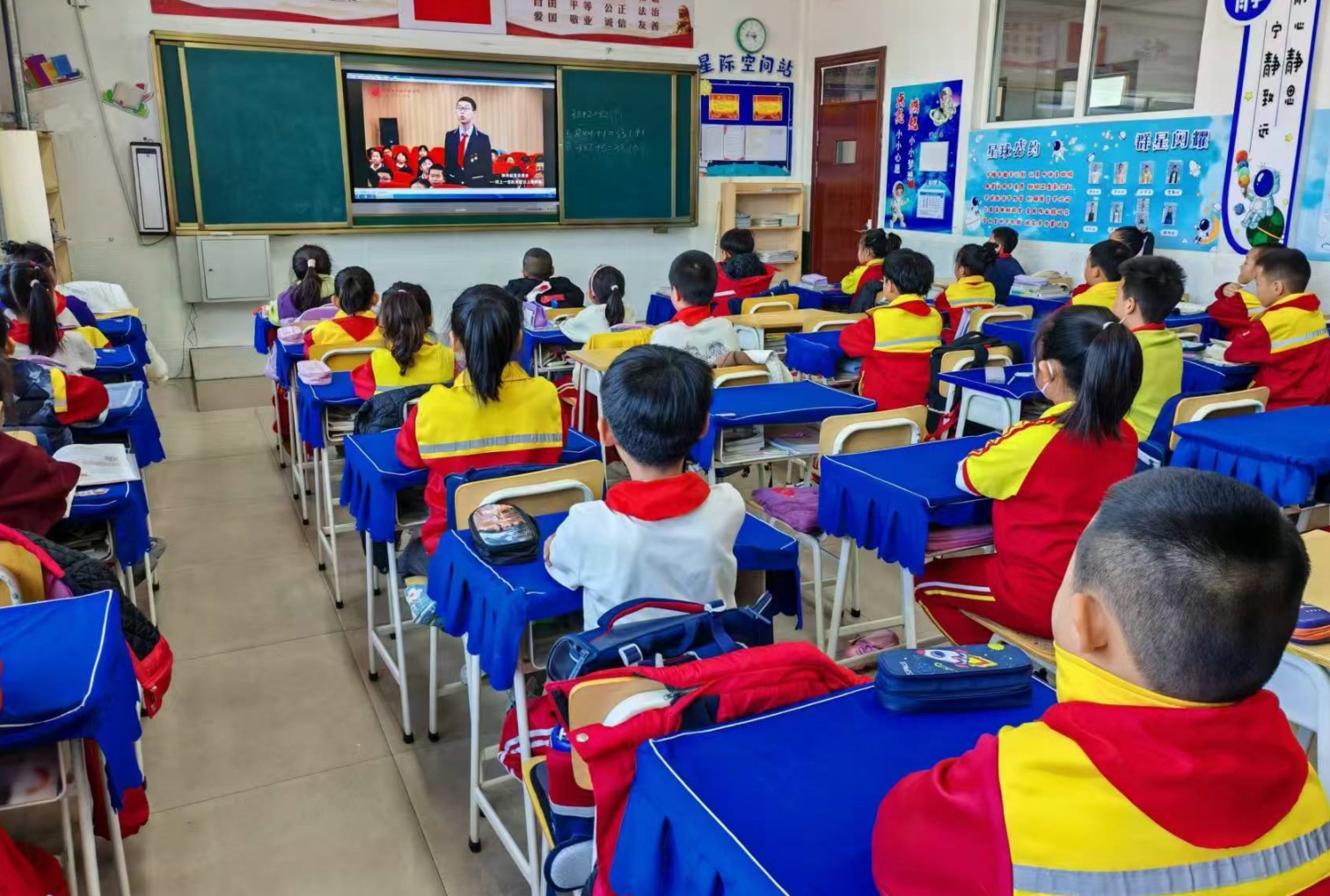 “神舟起落是吾鄉(xiāng)” ——內(nèi)蒙古自治區(qū)赤峰市元寶山區(qū)元寶山礦區(qū)小學(xué)關(guān)工委開展尚美教育之航天精神收看活動