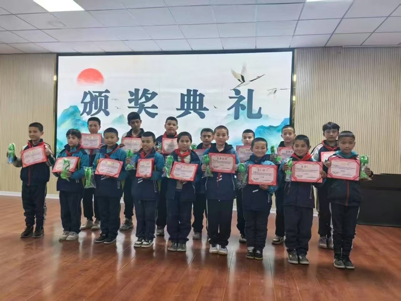 鑄牢中華民族共同體意識(shí)——新疆維吾爾自治區(qū)喀什地區(qū)岳普湖青少年活動(dòng)中心：棋海爭(zhēng)鋒，少年“弈”彩飛揚(yáng)