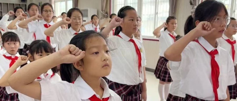 牢記黨的教導(dǎo)，爭(zhēng)做強(qiáng)國(guó)少年——江蘇省徐州市銅山區(qū)行知實(shí)小關(guān)工委舉行新隊(duì)員入隊(duì)儀式