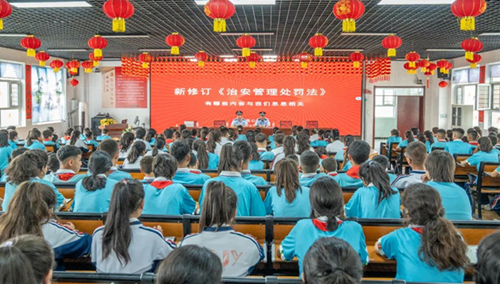 喀什地區(qū)葉城縣關(guān)工委與縣公安局聯(lián)合開展的“法治護(hù)航 平安暑假”主題宣教活動