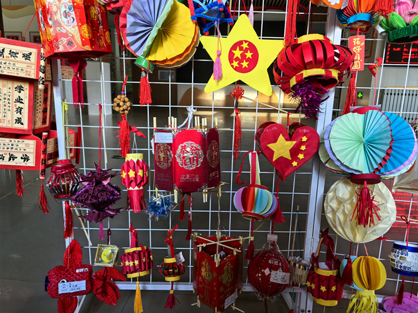 以燈為媒  繪就尚美教育新圖景——內(nèi)蒙古自治區(qū)赤峰市元寶山區(qū)元礦小學(xué)關(guān)工委開展小學(xué)生燈籠制作活動