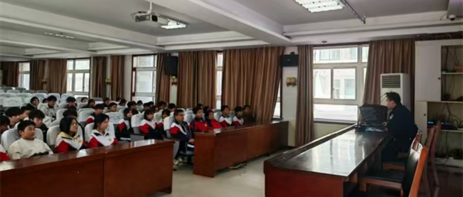 警校攜手筑防線  安全知識(shí)伴成長——江蘇省徐州市銅山區(qū)大許鎮(zhèn)中心中學(xué)關(guān)工委特邀民警開展安全教育活動(dòng)