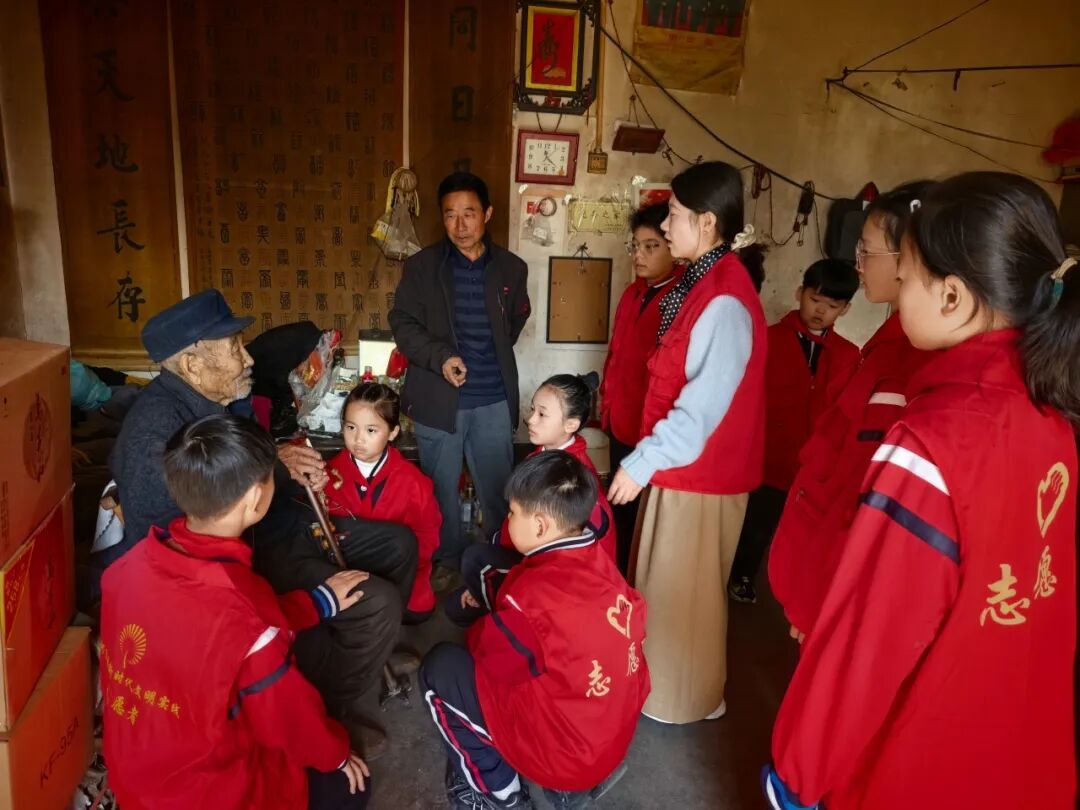 情滿重陽節(jié) 溫暖老兵行——山東省臨沂市河?xùn)|區(qū)八湖鎮(zhèn)劉店子中心小學(xué)尋訪沂蒙抗戰(zhàn)老兵朱登喜爺爺