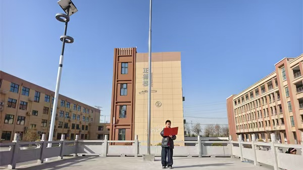 與憲法同行 做守法少年——江蘇省徐州市銅山區(qū)劉集實(shí)驗(yàn)小學(xué)關(guān)工委舉行國家憲法日主題升旗儀式