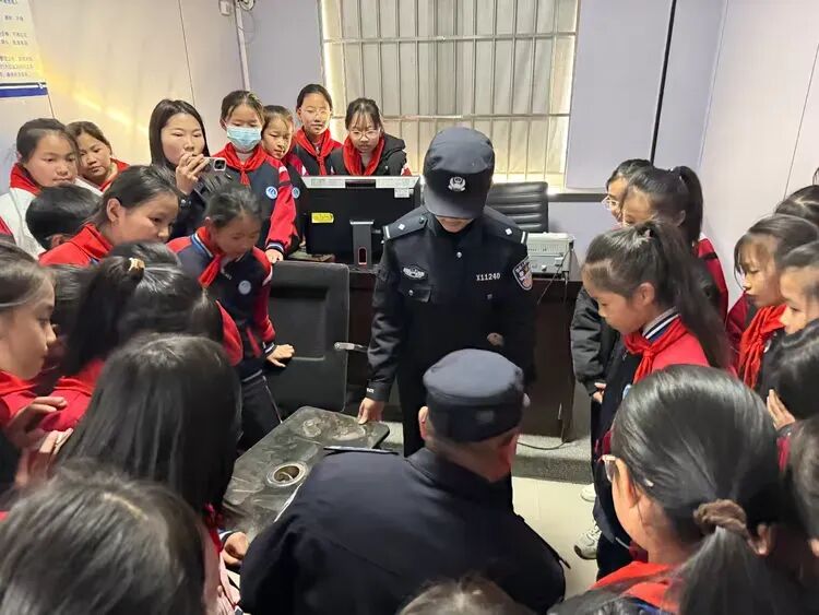 隊(duì)員進(jìn)警營 體驗(yàn)真“警”彩——山東省臨沂市河?xùn)|區(qū)八湖鎮(zhèn)劉店子中心小學(xué)開展學(xué)生進(jìn)警營研學(xué)實(shí)踐活動(dòng)