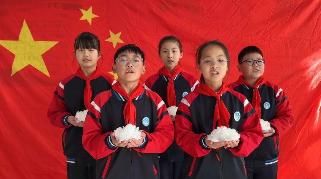 寸寸山河夢 昭昭赤子心——山東省臨沂市河?xùn)|區(qū)八湖鎮(zhèn)柴河小學(xué)以“寸寸山河夢，昭昭赤子心”為主題，開展系列主題教育