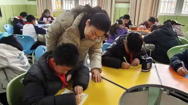 師恩潤心田 童行見真情——江蘇省徐州市銅山區(qū)房村鎮(zhèn)中心小學(xué)關(guān)工委開展主題心理團(tuán)輔活動(dòng)