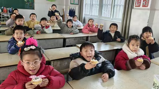 香甜糕點(diǎn)暖課堂 美食制作添精彩——江蘇省徐州市銅山區(qū)房村鎮(zhèn)郭集小學(xué)關(guān)工委舉辦糕點(diǎn)制作活動