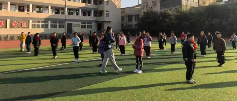 江蘇省徐州市銅山區(qū)實(shí)驗(yàn)小學(xué)關(guān)工委用創(chuàng)意活動點(diǎn)燃學(xué)生運(yùn)動熱情