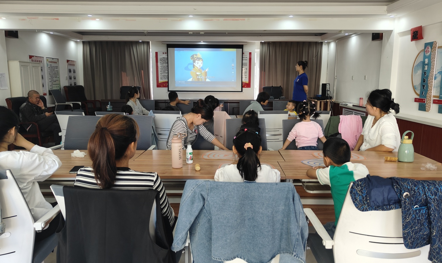 “月滿照團(tuán)圓 童心迎中秋” ——內(nèi)蒙古赤峰市元寶山區(qū)西城街道新天地社區(qū)關(guān)工委開展中秋節(jié)主題親子活動