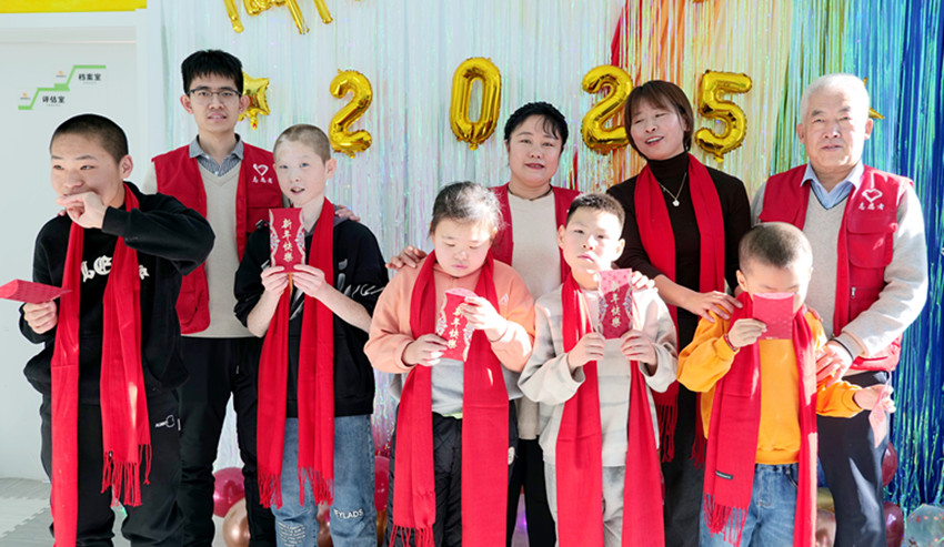 愛與溫暖溢佳節(jié)——內(nèi)蒙古自治區(qū)赤峰市元寶山區(qū)草原蘭哈達(dá)協(xié)會關(guān)工委舉辦“愛滿新年 情系孤兒”活動