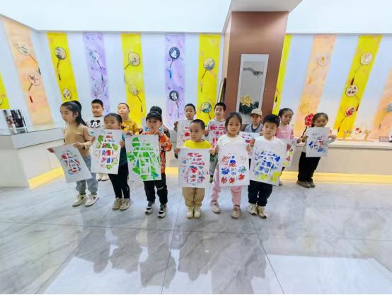 創(chuàng)意拓印 童夢飛揚(yáng) ——內(nèi)蒙古赤峰市元寶山區(qū)西城街道新景四季東社區(qū)、區(qū)七幼聯(lián)合開展顏料拓印春字活動(dòng)