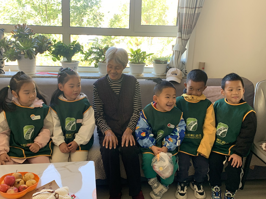 銀發(fā)垂髫共歲月 家風(fēng)薪火永相傳——內(nèi)蒙古自治區(qū)赤峰市元寶山區(qū)西城街道新景四季東社區(qū)關(guān)工委開展走訪慰問老人活動(dòng)