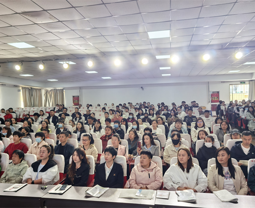 內(nèi)蒙古自治區(qū)赤峰市元寶山區(qū)實(shí)驗(yàn)小學(xué)舉辦“慧學(xué)提質(zhì) 美行養(yǎng)正”家庭教育專題講座