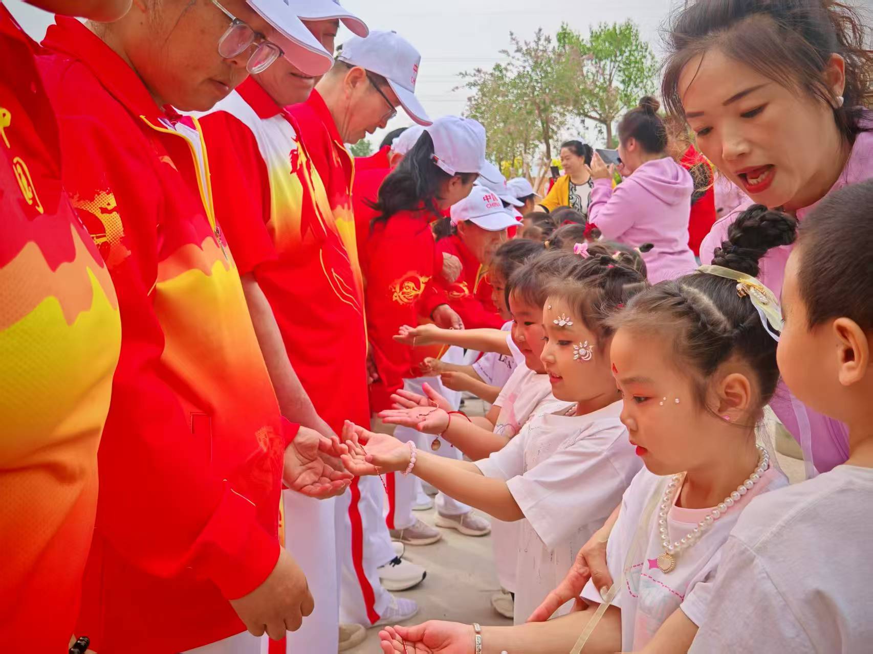 銀發(fā)助舞添活力 老少共融開(kāi)新篇 ——內(nèi)蒙古赤峰市元寶山區(qū)云杉路街道中心路社區(qū)關(guān)工委開(kāi)展六一兒童節(jié)活動(dòng)