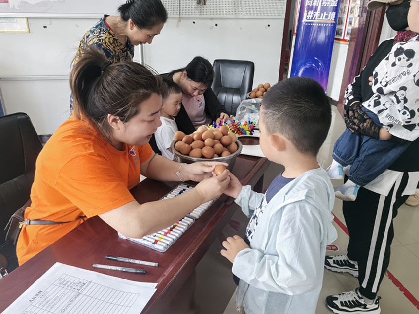 內(nèi)蒙古自治區(qū)赤峰市元寶山區(qū)平莊城區(qū)街道錦山社區(qū)關(guān)工委開展“慶六一 繪彩蛋”趣味親子活動