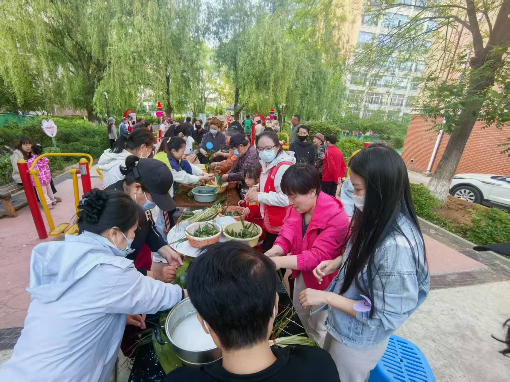 濃情端午萬(wàn)家祈安康 國(guó)樂(lè)悠揚(yáng)深深睦鄰情——內(nèi)蒙古赤峰市元寶山區(qū)西城街道王府社區(qū)關(guān)工委開(kāi)展端午活動(dòng)