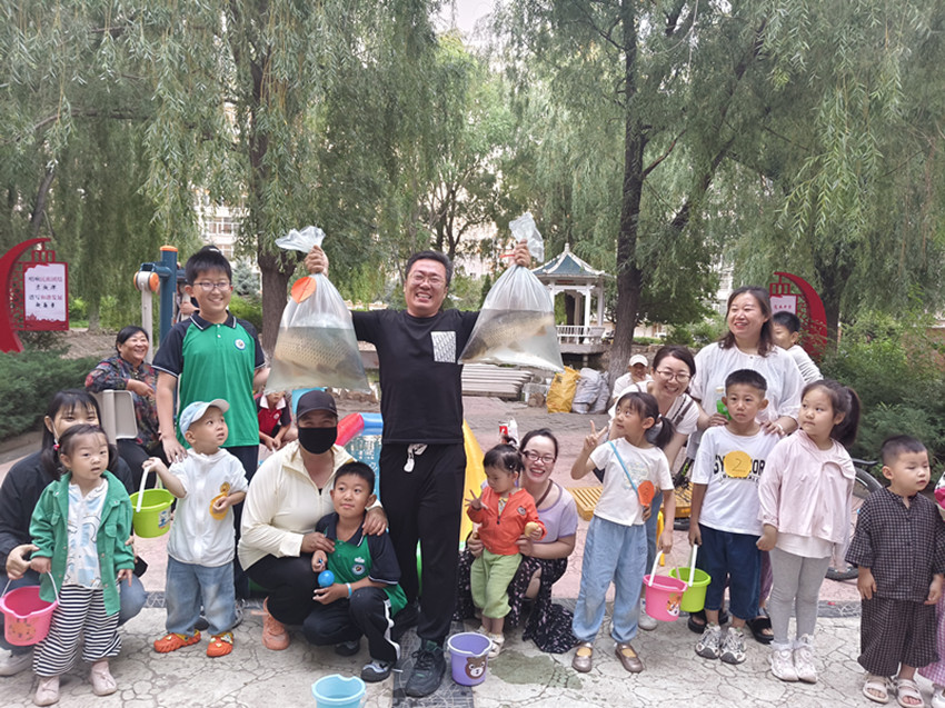 竿釣碧波魚躍趣 絲纏甜雪糖飄香——內(nèi)蒙古自治區(qū)赤峰市元寶山區(qū)西城街道王府社區(qū)關(guān)工委開展七一親子活動