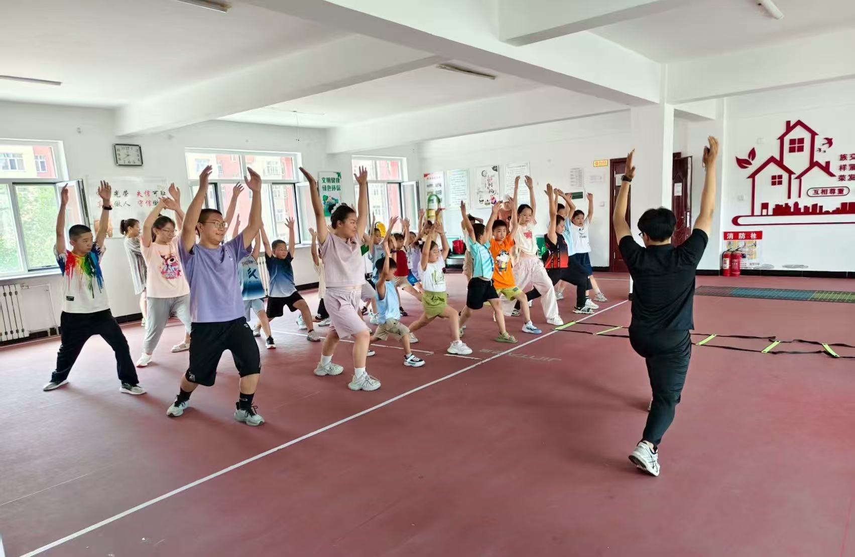 小小運(yùn)動(dòng)家 健康大能量——內(nèi)蒙古自治區(qū)赤峰市元寶山區(qū)西城街道陽(yáng)光社區(qū)關(guān)工委開(kāi)展暑期兒童體能公益課