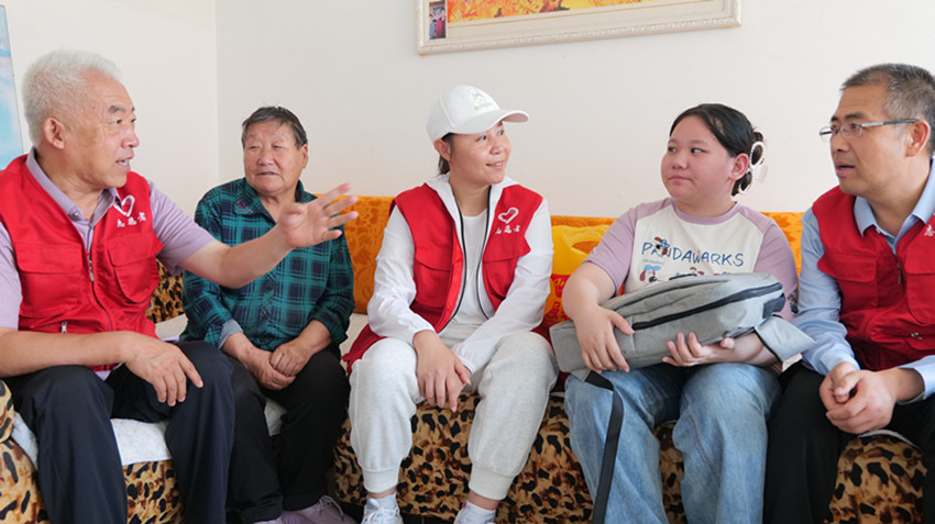 書(shū)包載愛(ài)暖童心——內(nèi)蒙古自治區(qū)赤峰市元寶山區(qū)草原藍(lán)哈達(dá)協(xié)會(huì)關(guān)工委慰問(wèn)貧困兒童