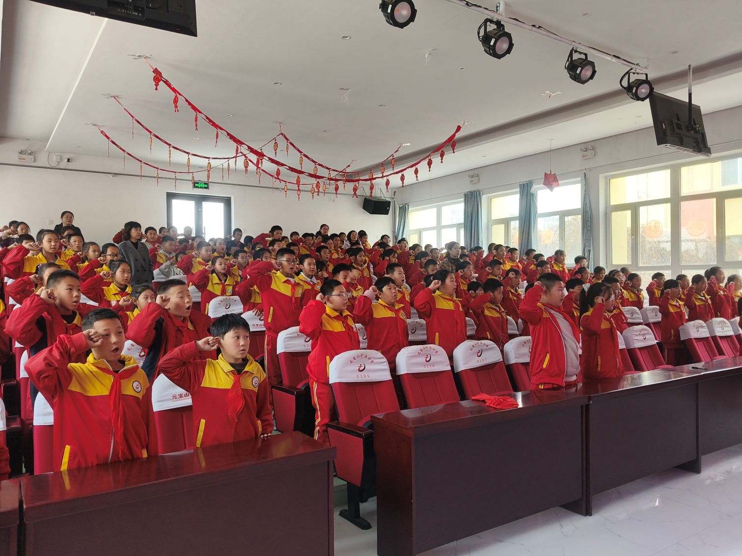 憶抗戰(zhàn)歲月 育時代新人——內(nèi)蒙古赤峰市元寶山區(qū)元寶山礦小學(xué)關(guān)工委開展“五老”進(jìn)校園講述紅色故事活動