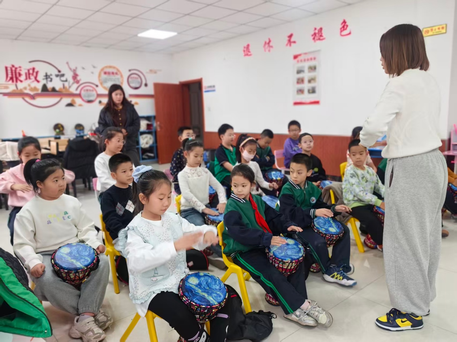 小小鼓手展風(fēng)采 暖心花束伴成長——內(nèi)蒙古自治區(qū)赤峰市元寶山區(qū)平莊西城街道王府社區(qū)關(guān)工委開展小鼓手競技活動