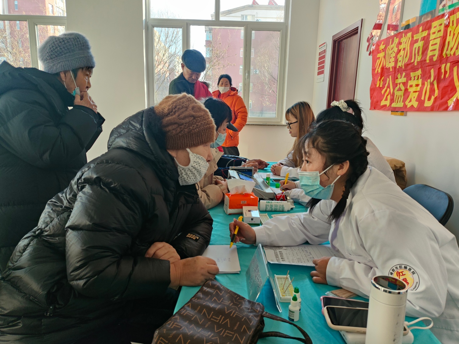 內(nèi)蒙古自治區(qū)赤峰市元寶山區(qū)西城街道錦繡社區(qū)關(guān)工委 開展“愛心義診進社區(qū) 健康關(guān)懷暖人心”活動
