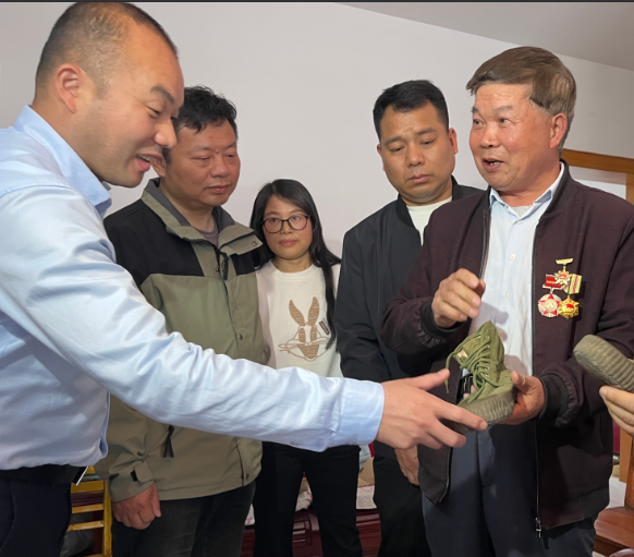 安徽省廬江縣泥河鎮(zhèn)關(guān)工委組織青年志愿者走訪榮獲全國二級戰(zhàn)斗英雄、一等功臣章憲老人