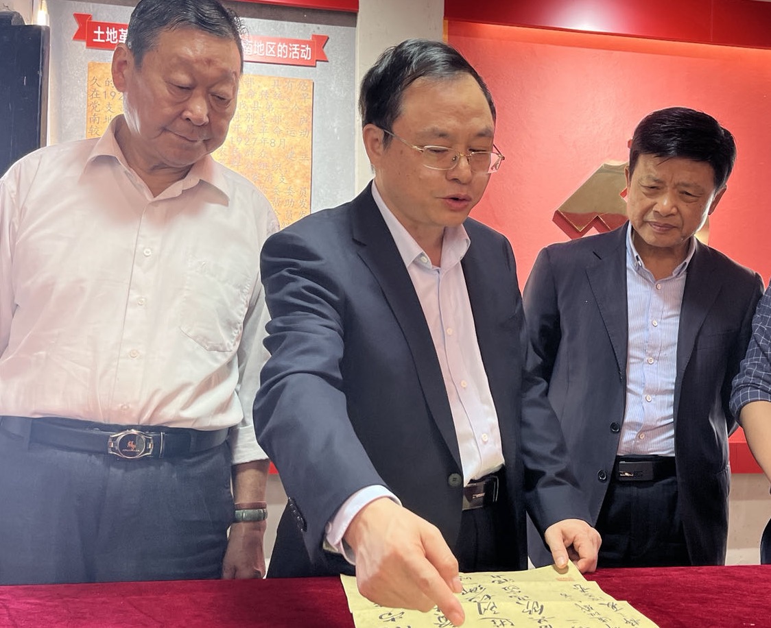 安徽省廬江縣“五老”志愿者來(lái)到泥河鎮(zhèn)，指導(dǎo)愛國(guó)主義教育基地建設(shè)