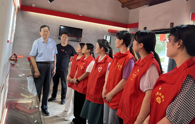 安徽省廬江縣泥河鎮(zhèn)關(guān)工委組織青年志愿者參觀愛國(guó)主義教育基地