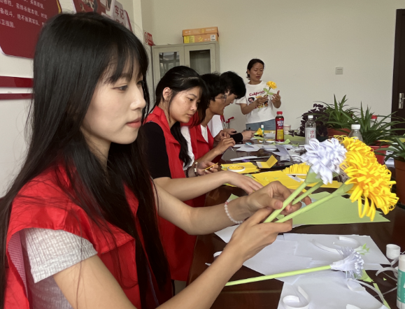 安徽省廬江縣泥河鎮(zhèn)關(guān)工委組織志愿者制作紙菊花向英烈致敬