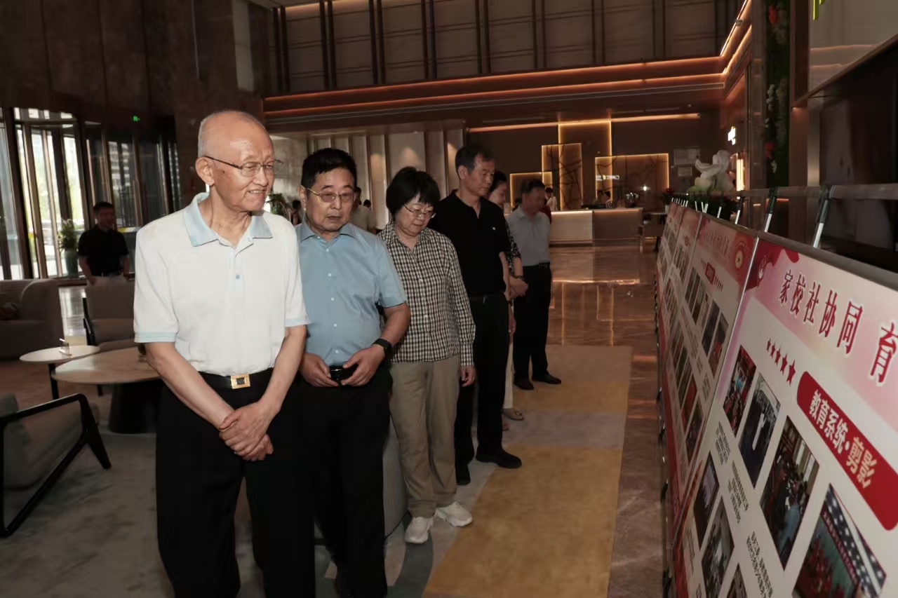 安徽省關(guān)工委、省教育廳、省婦聯(lián)在阜陽市太和縣聯(lián)合主辦“弘揚好家風(fēng) 五老育新人·紅星家教大講堂”活動