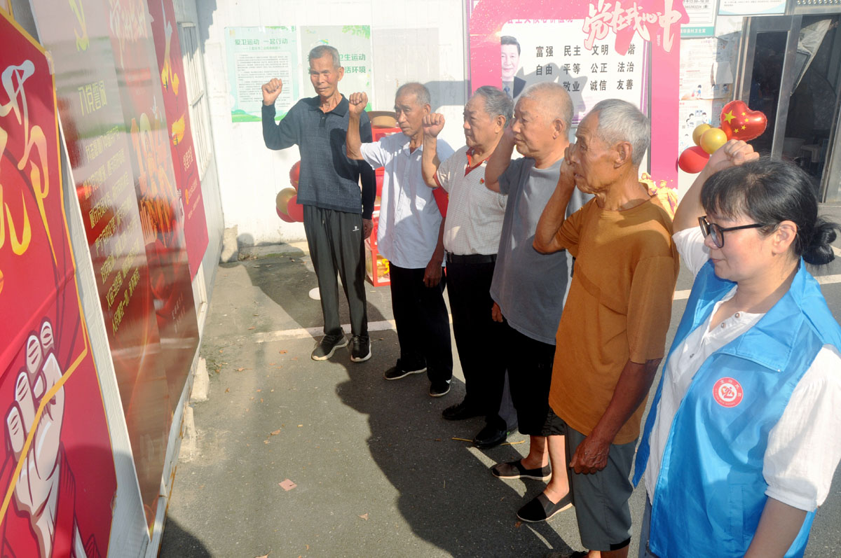 江蘇宜興楊巷鎮(zhèn)鄔泉村關(guān)工站組織老黨員開(kāi)展重溫入黨誓詞活動(dòng)