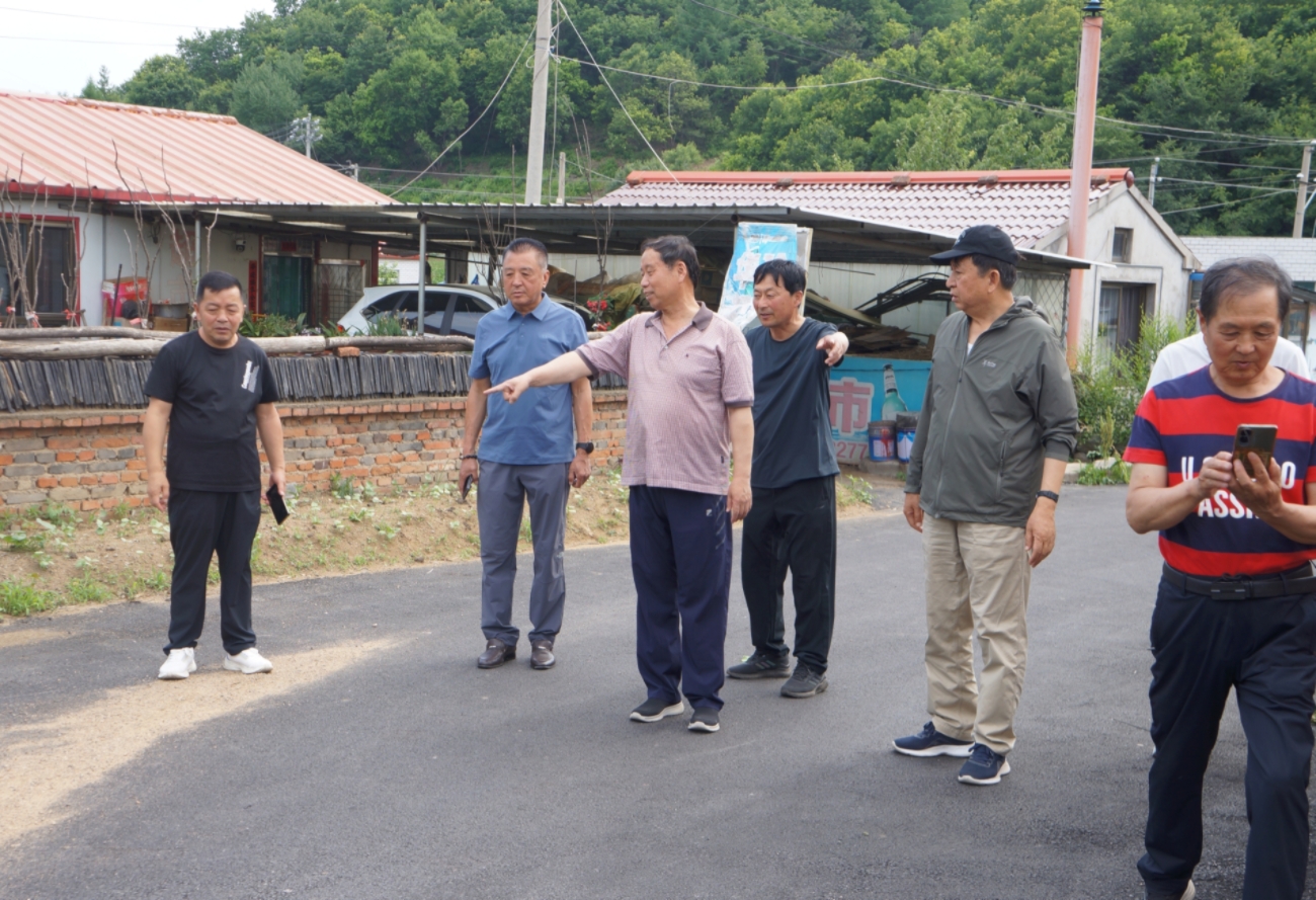 撫順市關(guān)工委協(xié)調(diào)幫扶石門村油路修復(fù)及文化廣場(chǎng)建設(shè) 助力鄉(xiāng)村振興