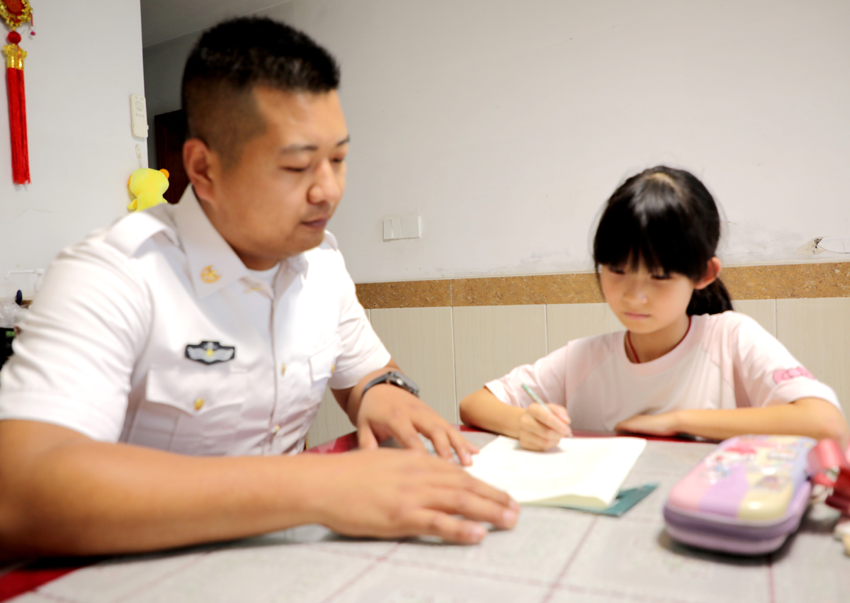 江蘇省宜興市退伍軍人陸文偉化身“臨時父親”守護困境女童，傳遞社會正能量