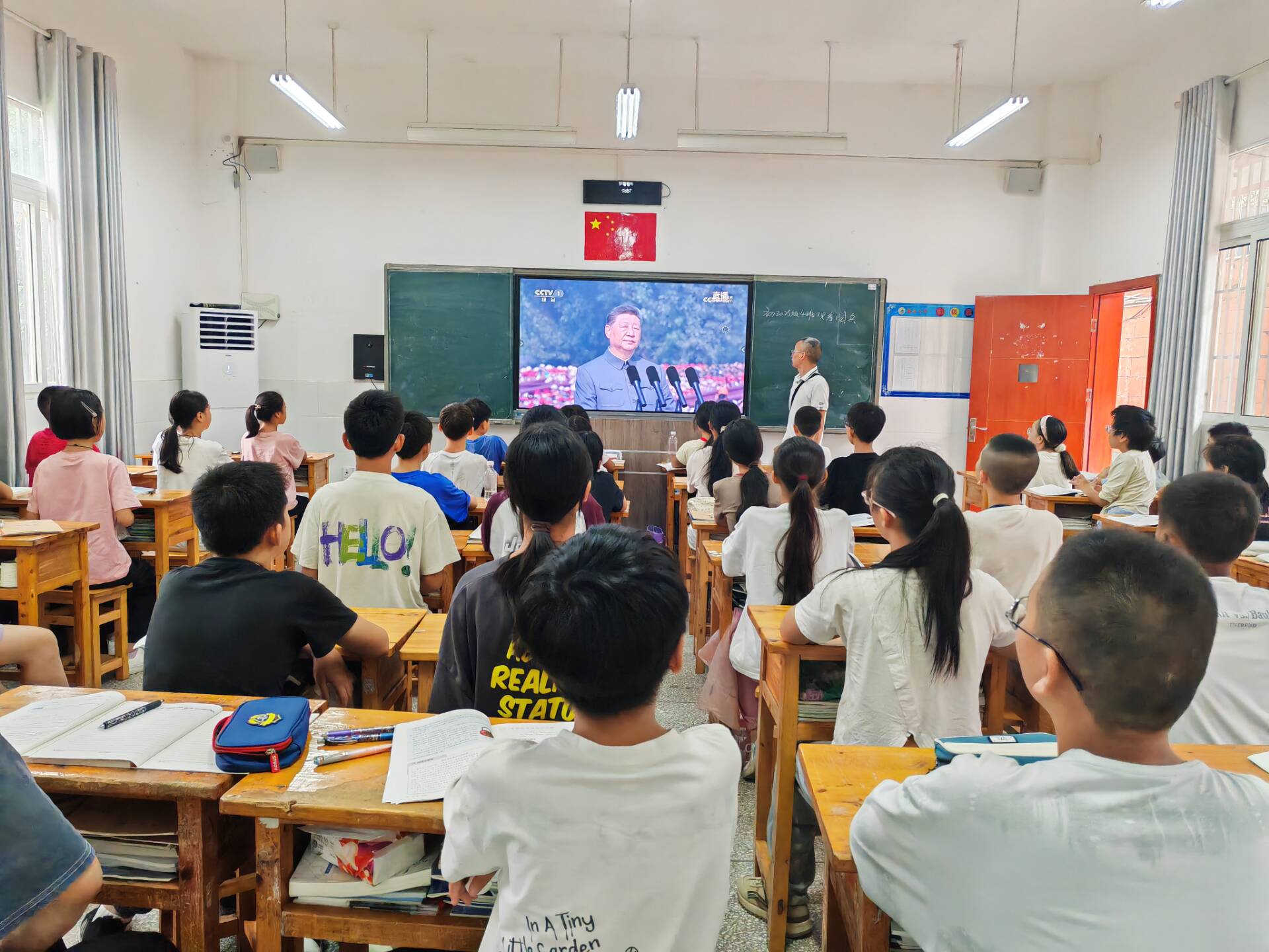 重慶市墊江縣墊江八中關(guān)工委組織師生觀看9.3閱兵儀式