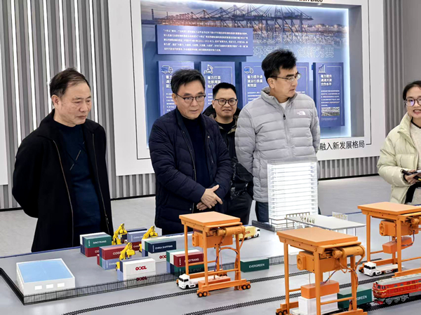 中國鐵路南寧局集團公司關工委赴南寧國際鐵路港考察調研