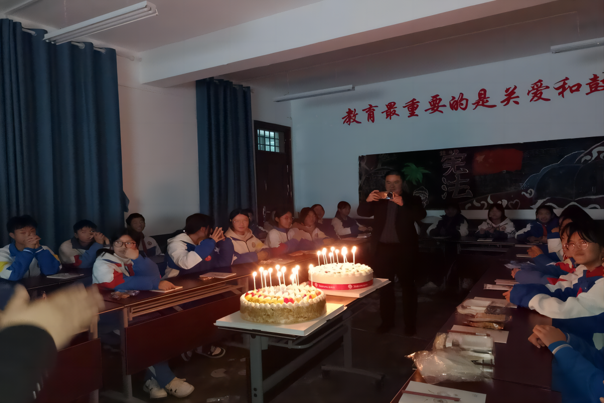 學(xué)校黨政送溫暖 留守兒童不孤單——獨山縣為民中學(xué)關(guān)工委為留守兒童集體過生日