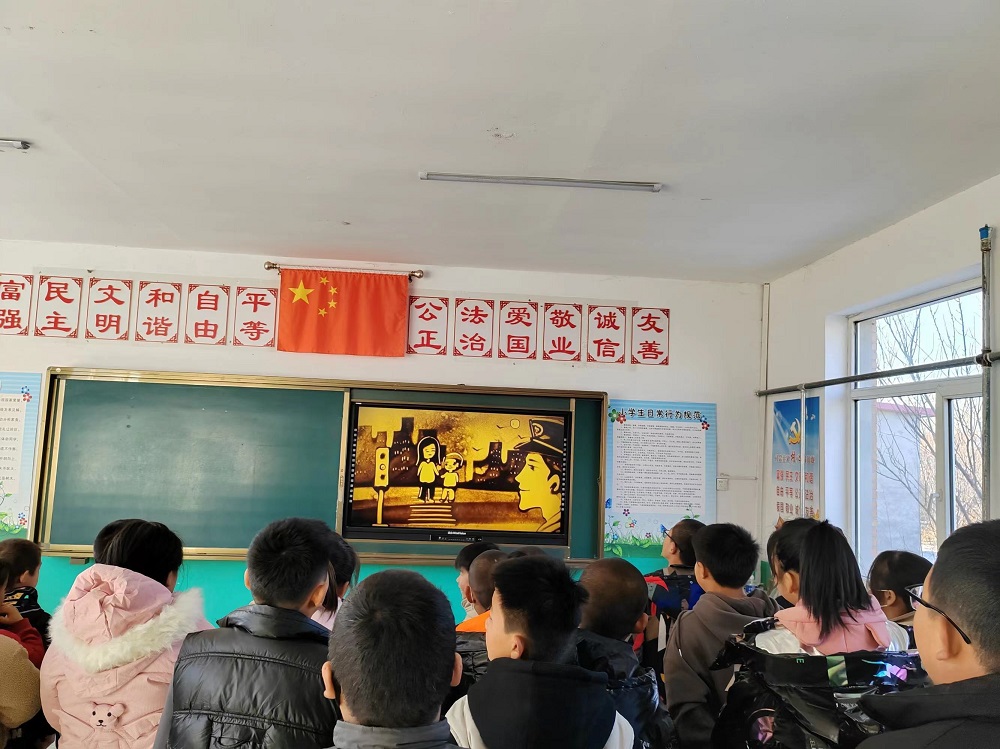 內(nèi)蒙古赤峰市翁牛特旗烏丹鎮(zhèn)楊家營小學(xué)關(guān)工委：增強(qiáng)交通安全意識，提高自我保護(hù)能力