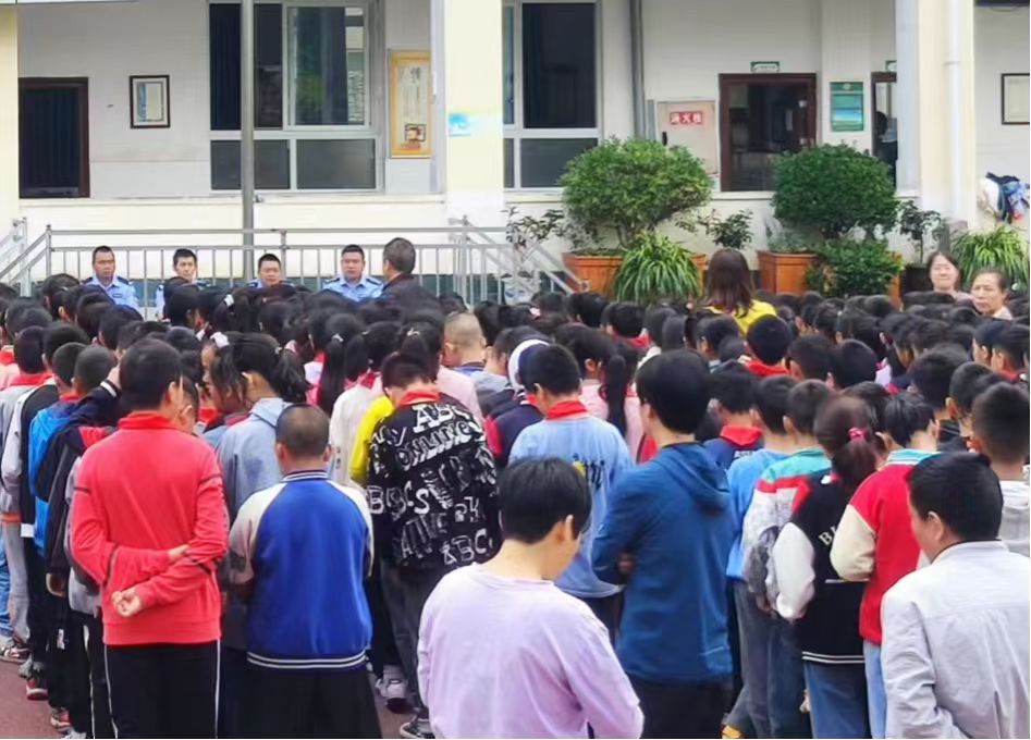 四川省涼山州甘洛縣關(guān)工委開展“關(guān)愛明天、普法先行”青少年法治宣傳教育