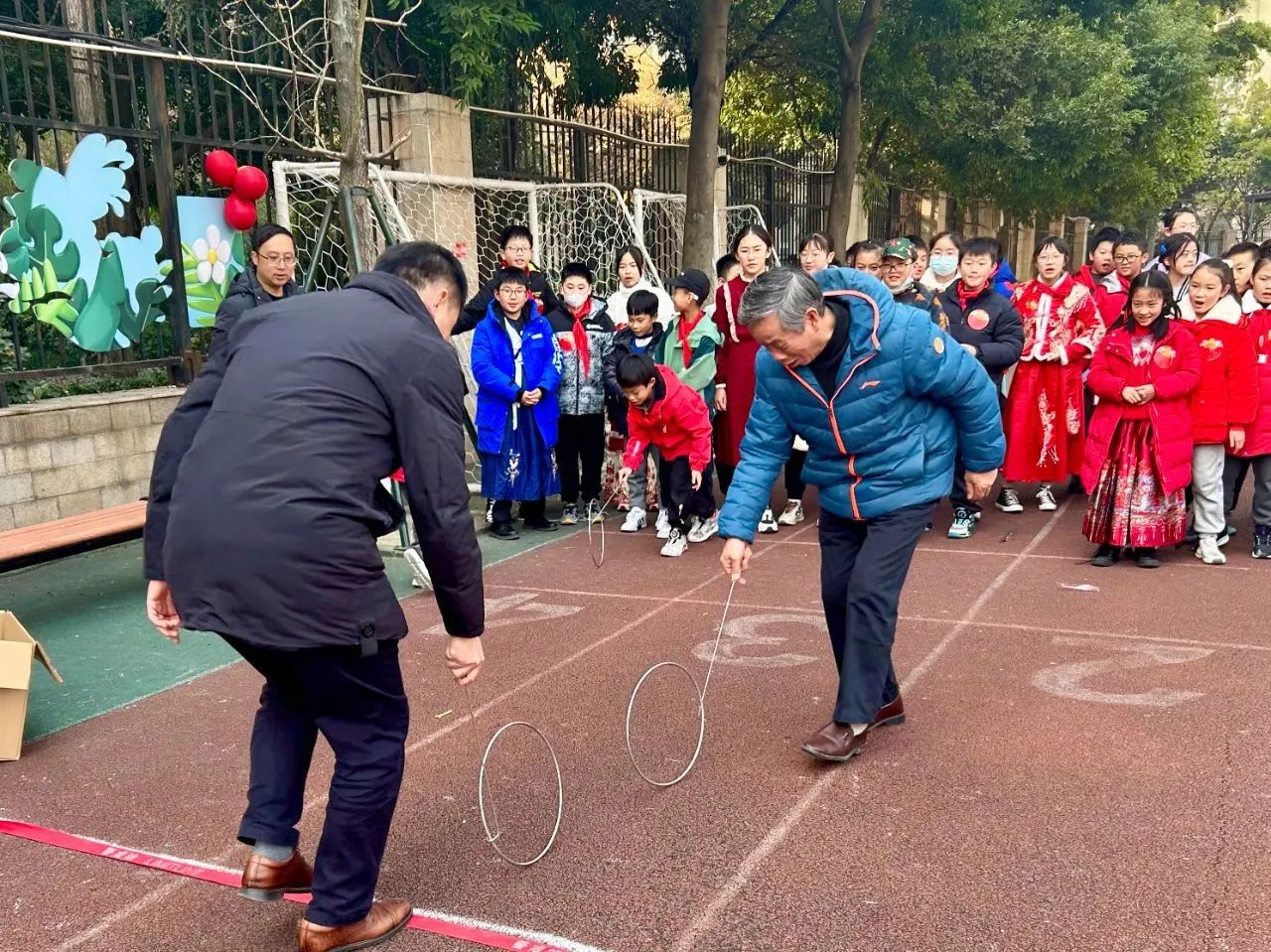 成都市蜀漢外國語實(shí)驗(yàn)小學(xué)關(guān)工委開展“蜀娃鬧春 喜迎新年”元旦節(jié)活動