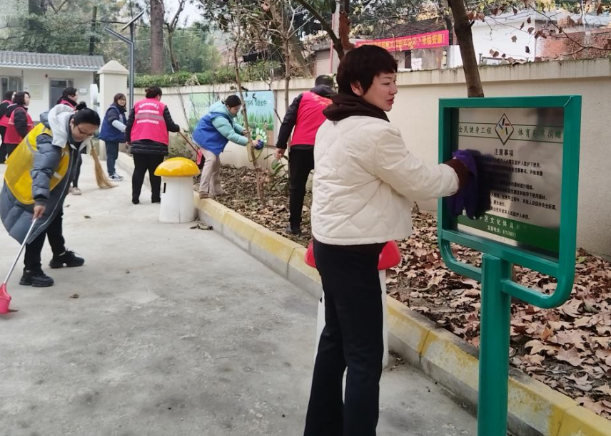 四川省成都市金牛區(qū)鳳翔社區(qū)關工委開展“老少齊動手 社區(qū)煥新顏”大掃除活動