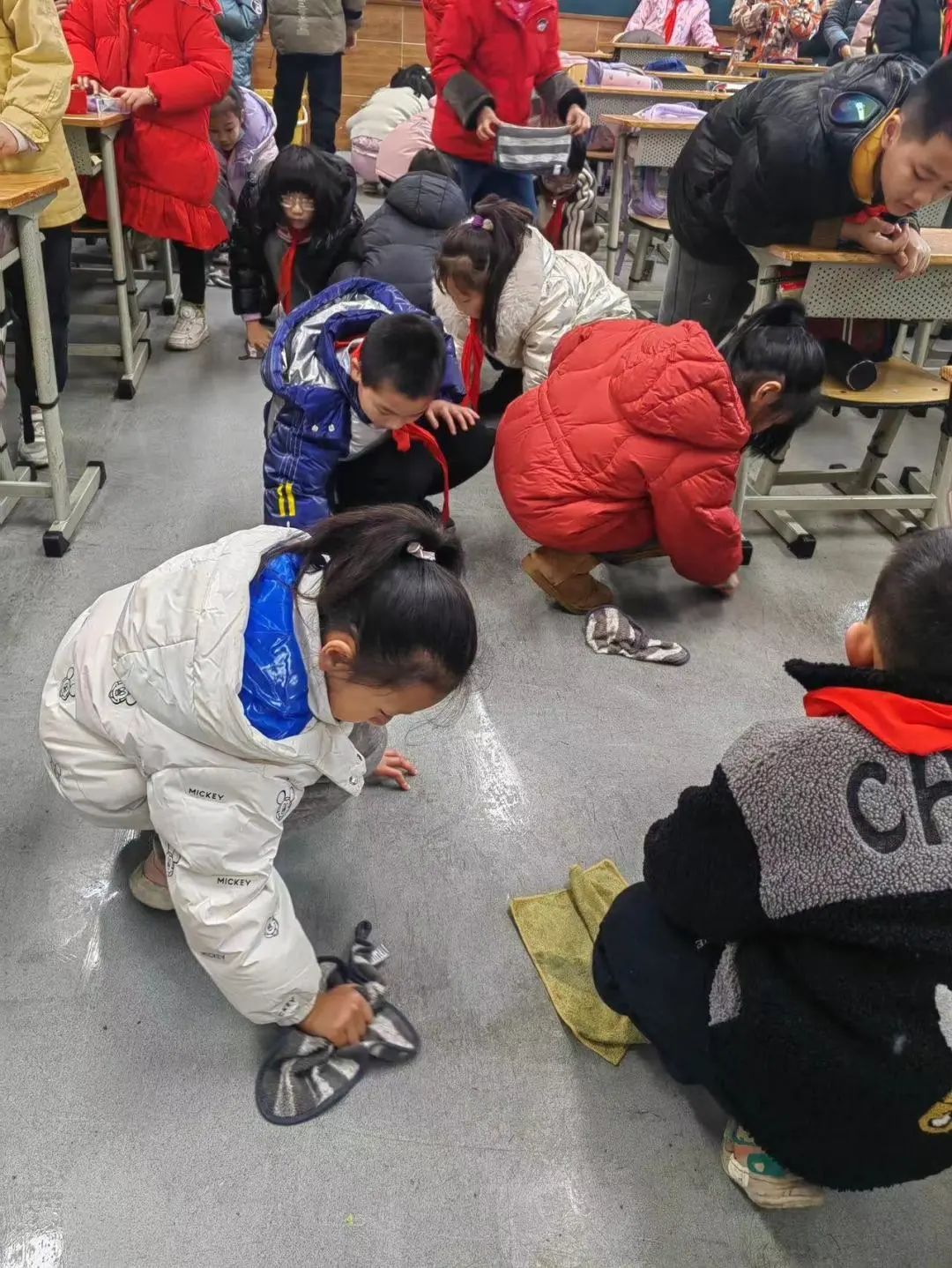 成都市撫琴小學(xué)關(guān)工委開展校園愛國衛(wèi)生大掃除活動