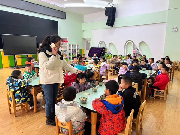 四川省寧南縣第三幼兒園關(guān)工委開展“食物中毒”應急演練及食品安全教育活動