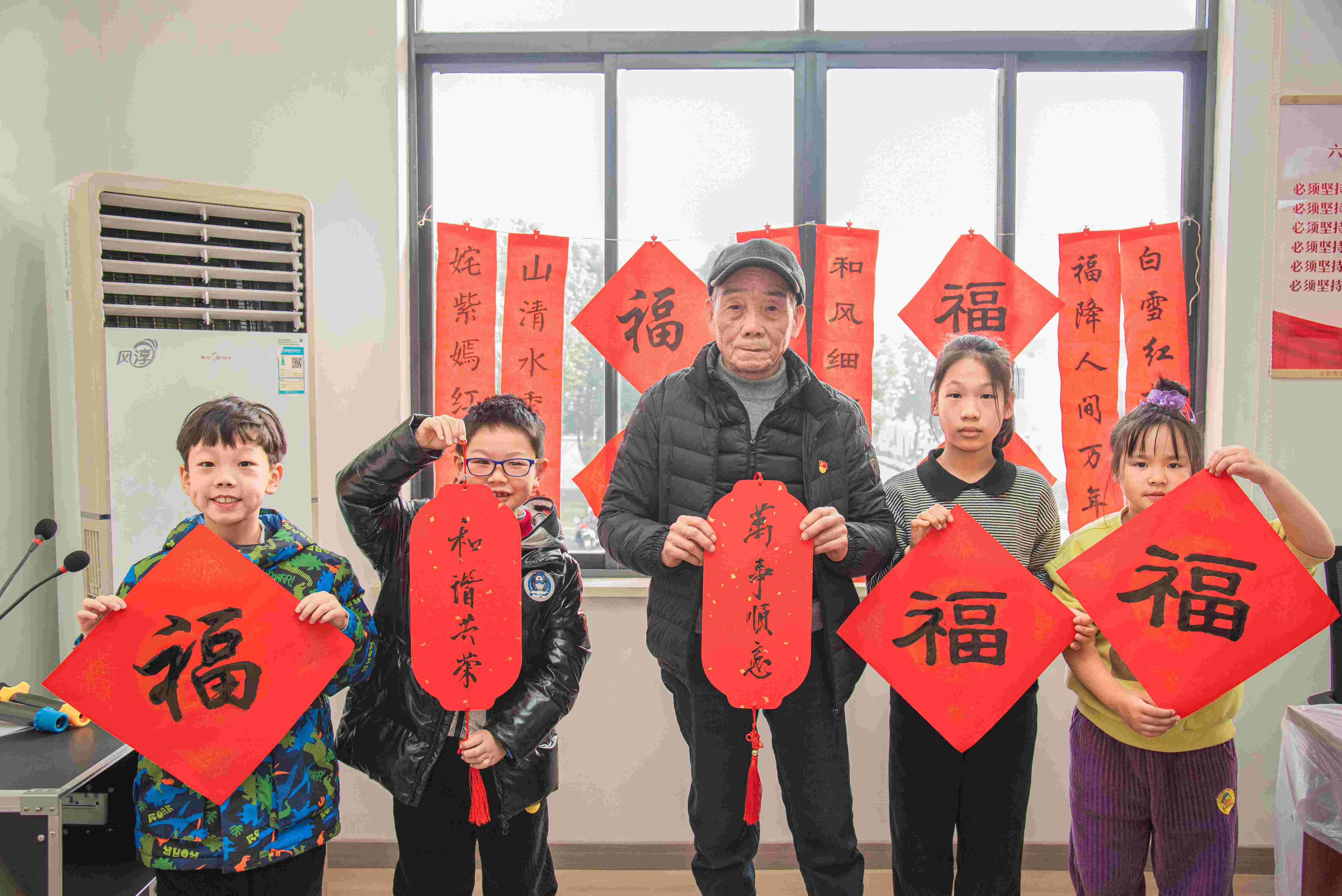 江蘇省無錫市惠山區(qū)玉祁街道玉西社區(qū)關(guān)工委：妙筆生花送祥瑞 翰墨留香迎新春