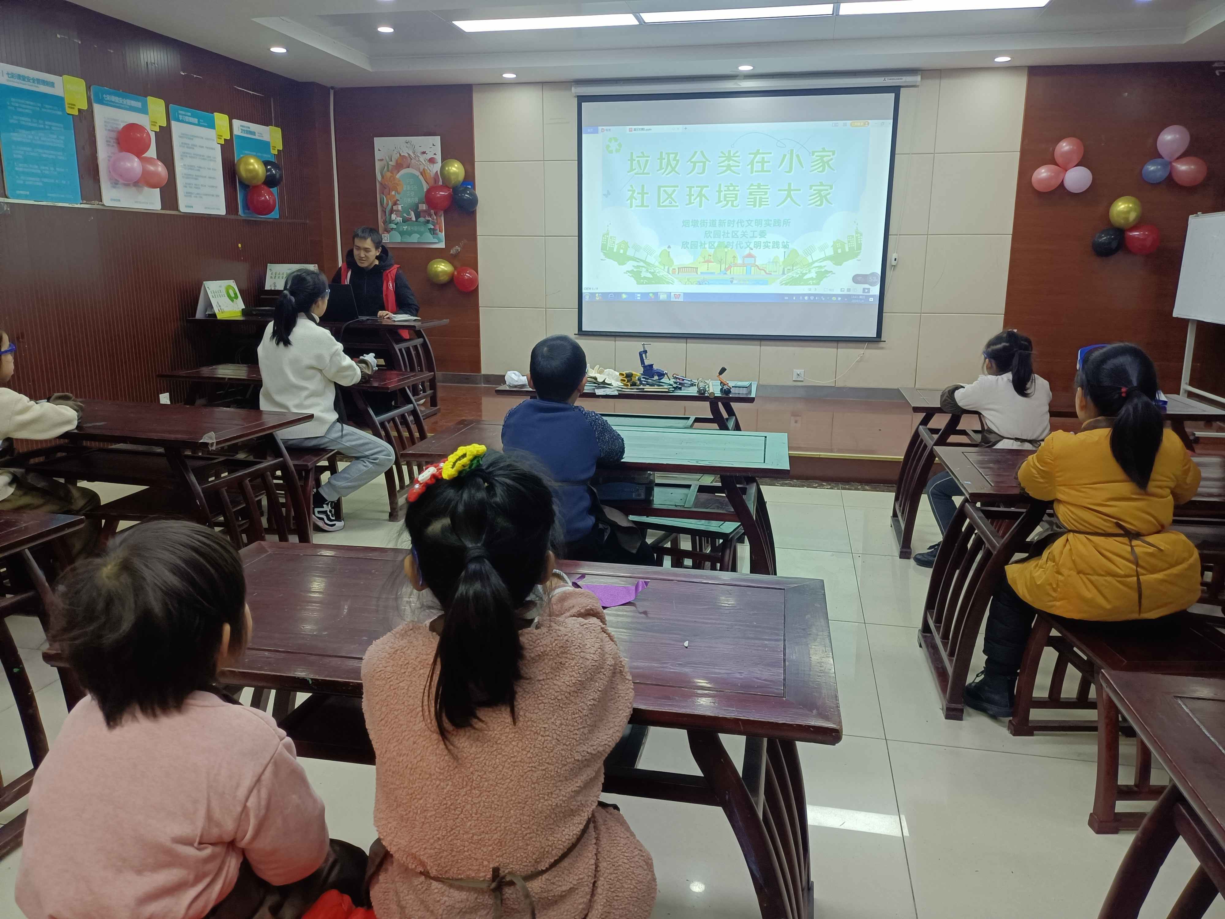 安徽省合肥市包河區(qū)煙墩街道欣園社區(qū)關(guān)工委開展“垃圾分類在小家 社區(qū)環(huán)境靠大家”垃圾分類活動(dòng)
