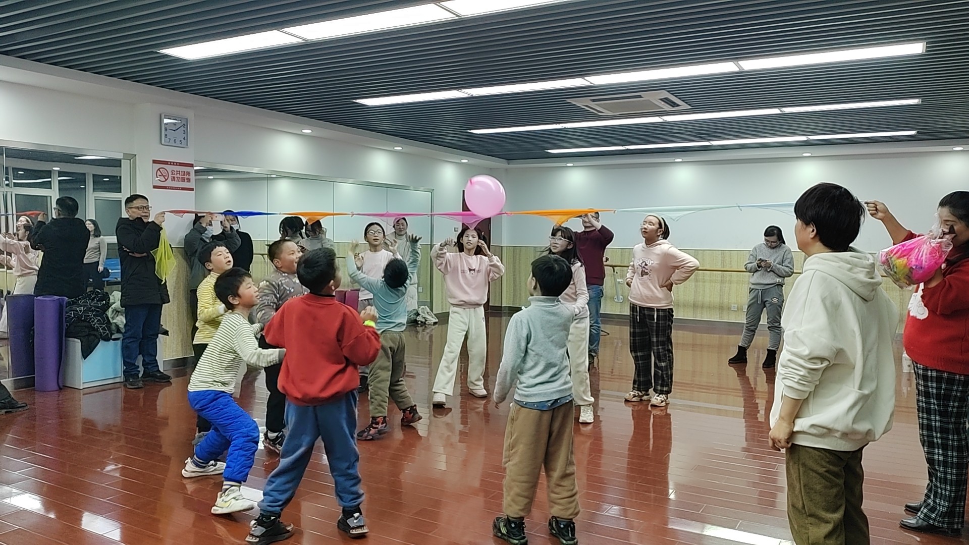 安徽省合肥市包河區(qū)煙墩街道欣園社區(qū)關(guān)工委開展“促進全腦學(xué)習(xí) 融洽親子關(guān)系”親子活動