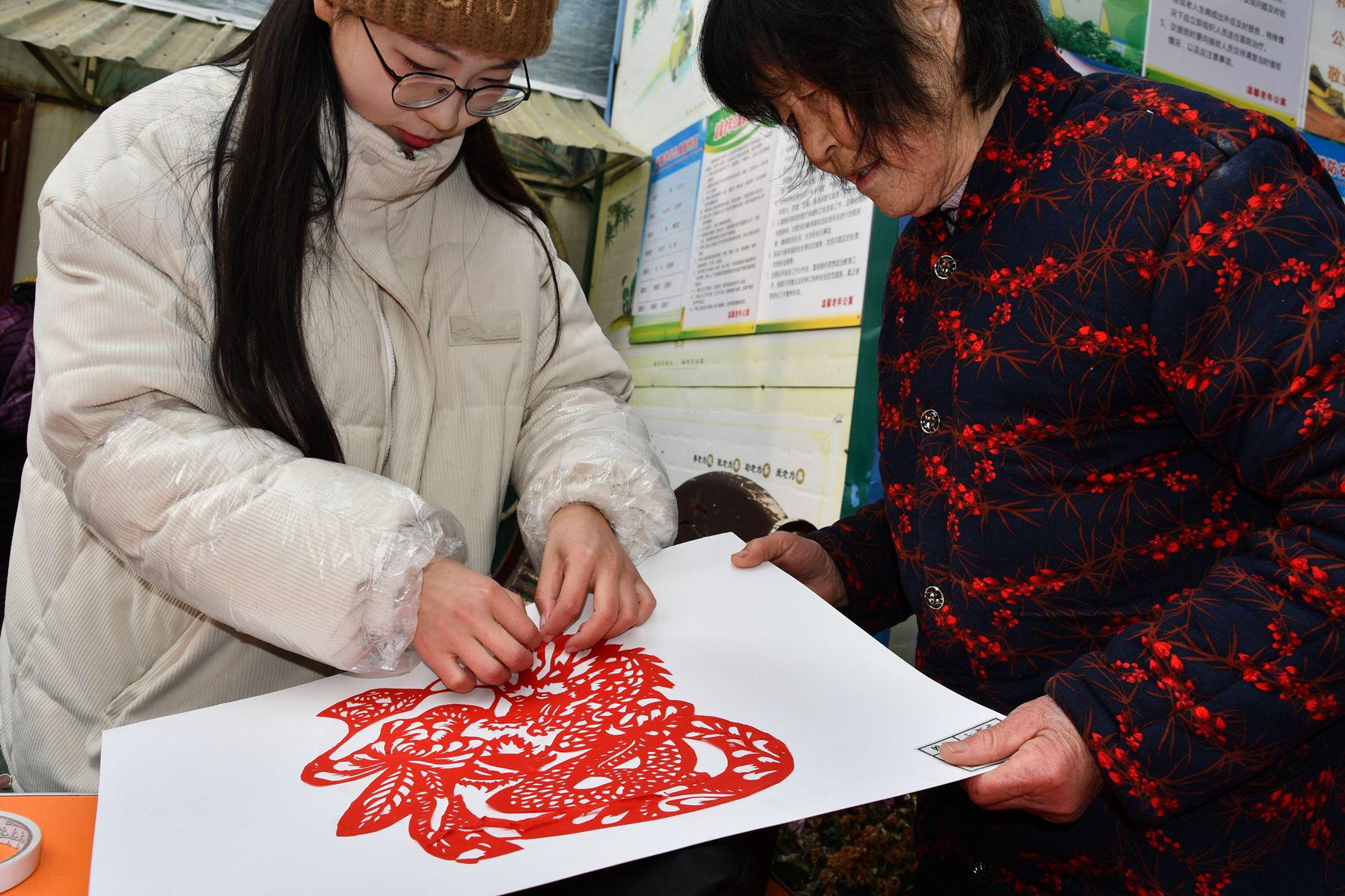 安徽省阜陽市阜南縣鹿城鎮(zhèn)解放社區(qū)關(guān)工開展“巧手剪紙心向黨 匠心弘揚非遺文化”活動